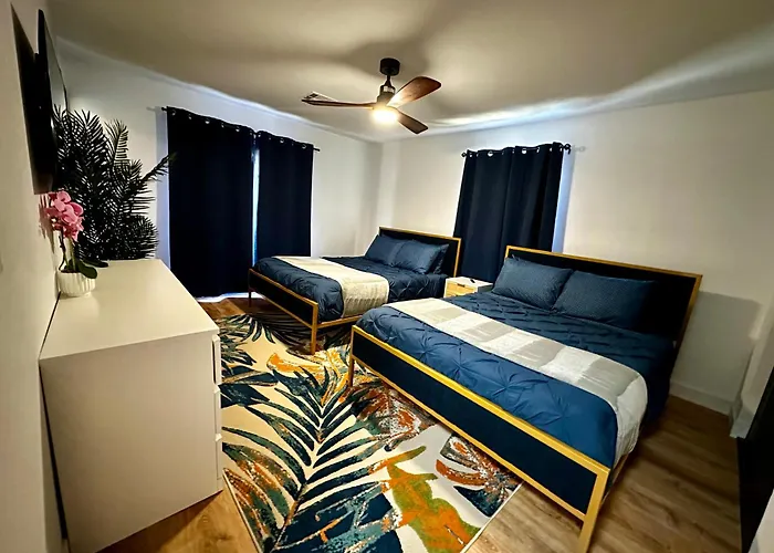 The Peacock Inn - 8 Bdr 4 Bth 14 Bds